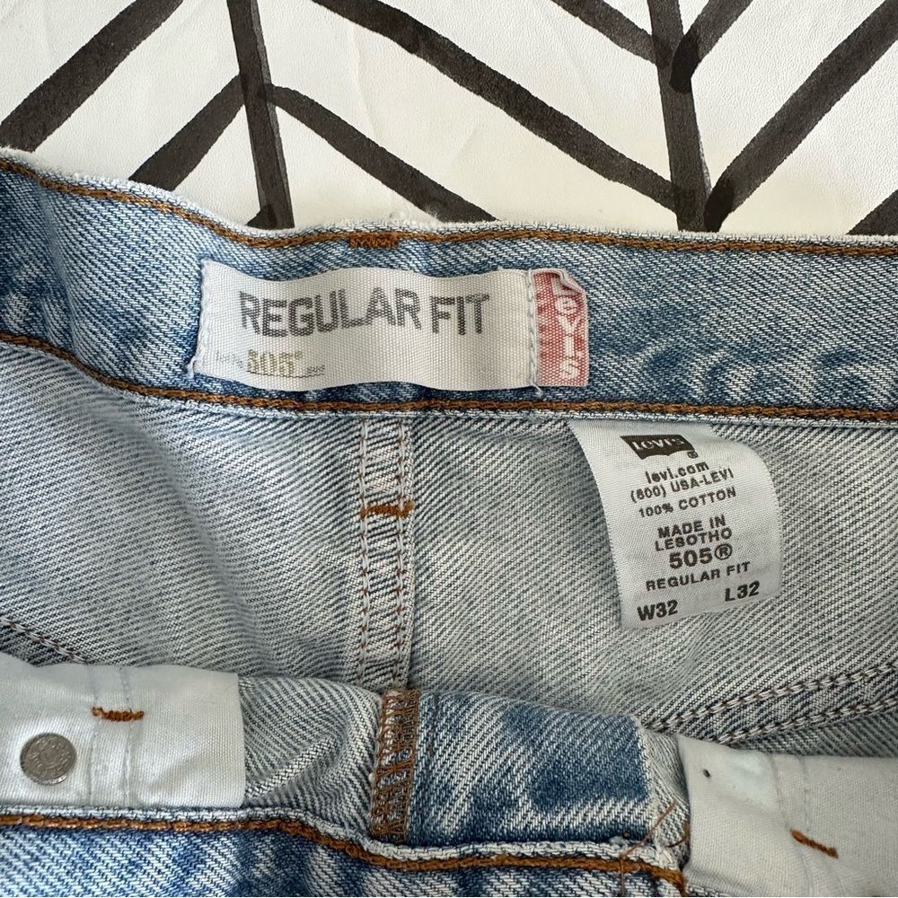 Levi's Size 32 505 Regular Fit Cutoff Light Wash Shorts - Picture 3 of 4